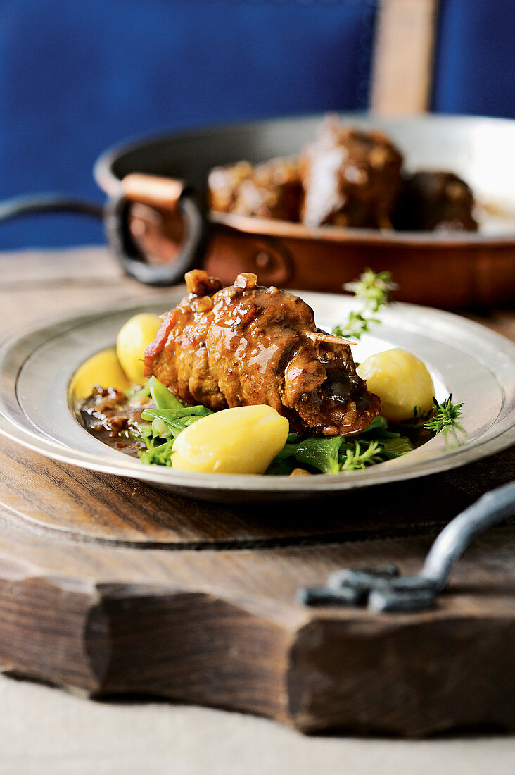 Gefüllte Oberschalenröllchen auf Schnippelbohnen in Béchamelsauce