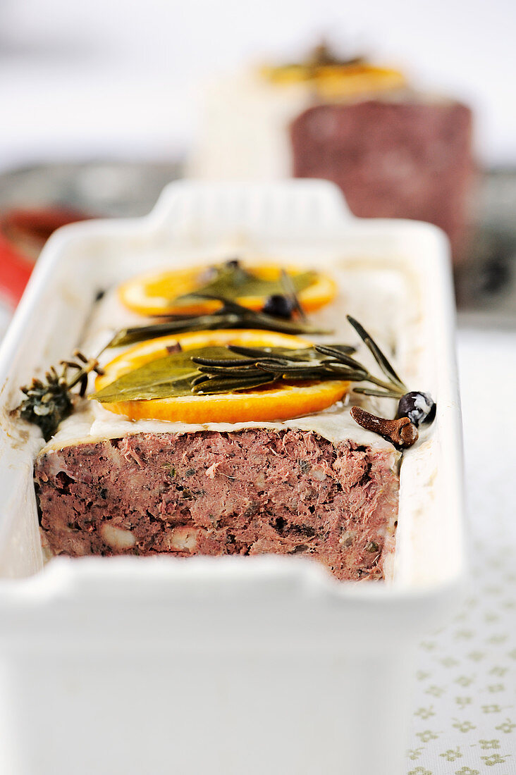 Coarsely ground liver pâté