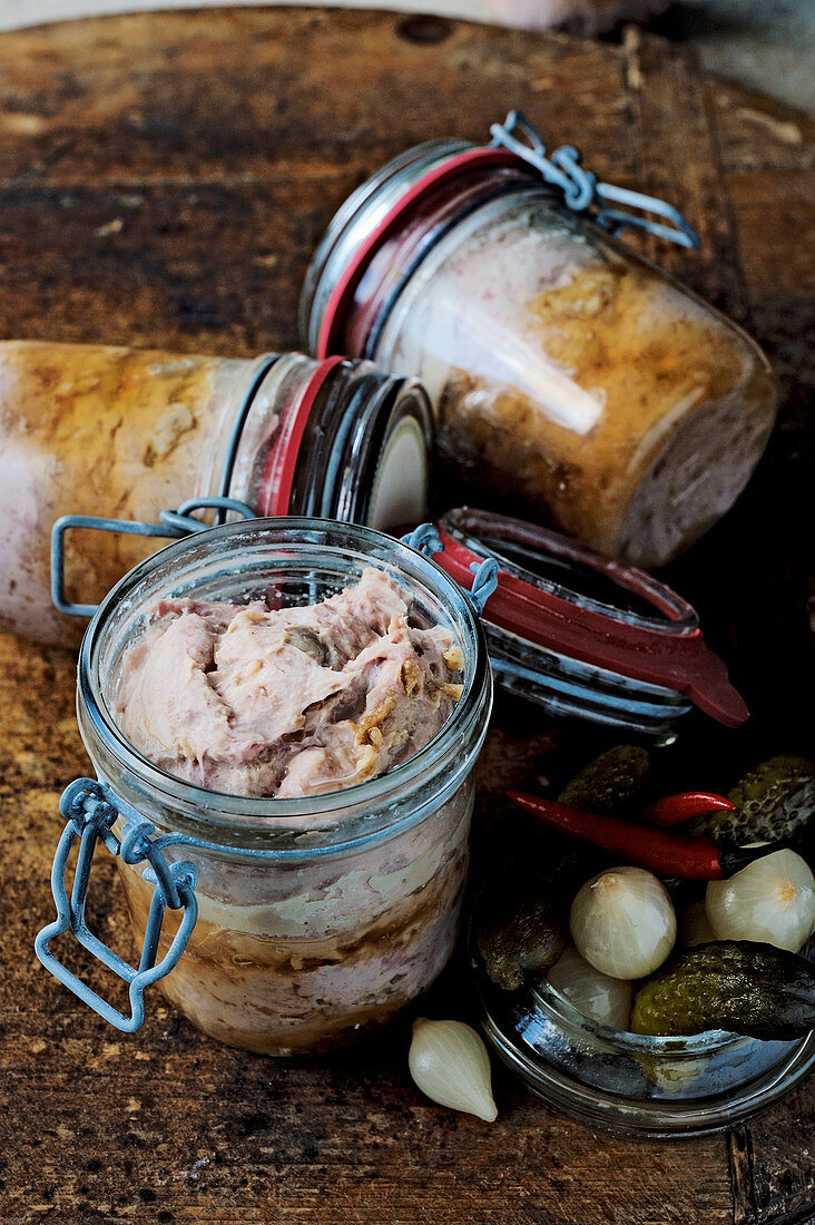 Pâté with fired onions cooked in jars