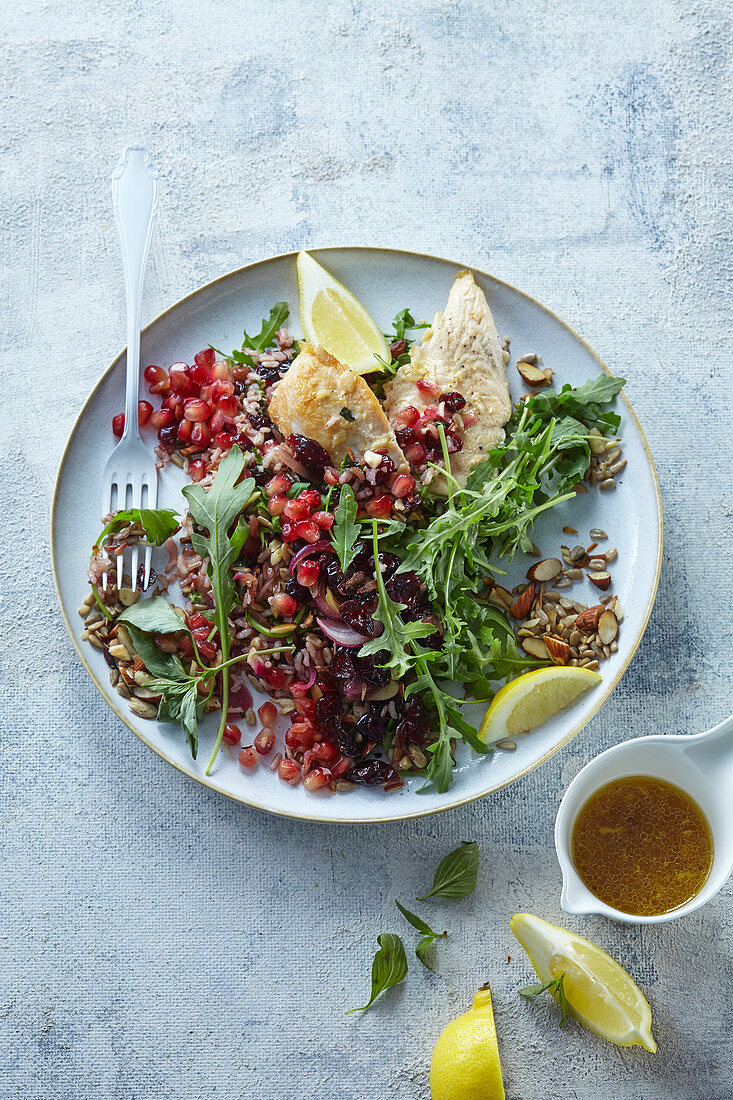 Warmer Salat mit Hähnchen, Reis, Kernen und Cranberries