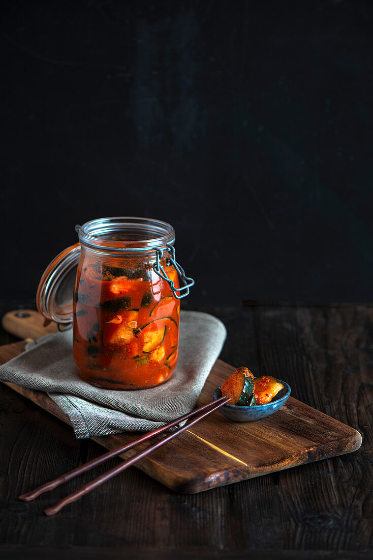 Hausgemachte fermentierte Zucchini-Kimchi (Korea)