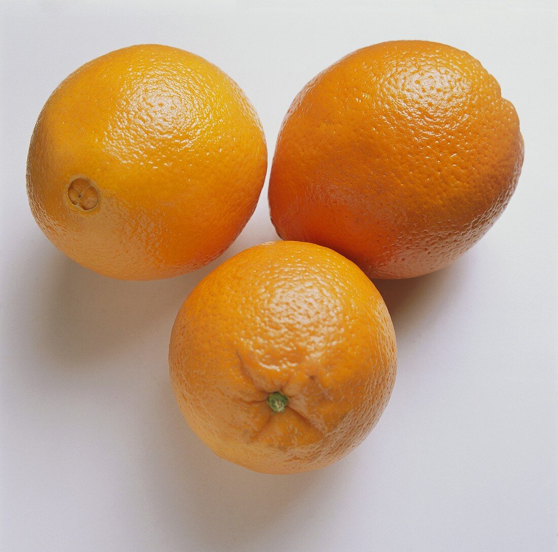 Drei Navel-Orangen (Orangen mit Nabel (engl.Navel), kernlos)