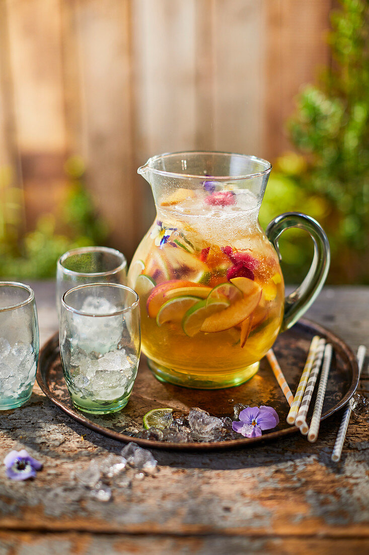 Weißwein-Sangria zum Mittsommerfest in Schweden