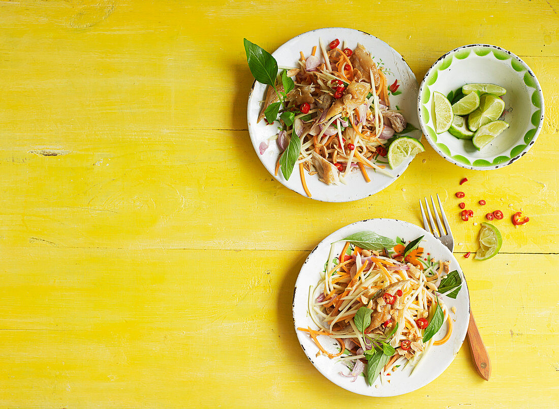 Würziger grüner Mangosalat mit Räucherfisch