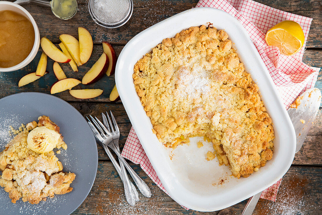 Apfel-Streusel-Kuchen mit Vanilleeis