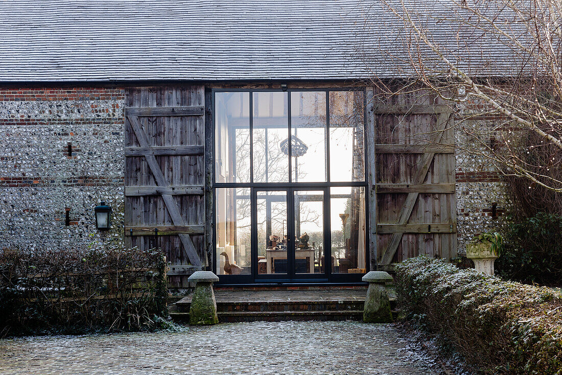 Renovierte Scheune mit riesigen Glastüren und Holz-Fensterläden an der Außenseite