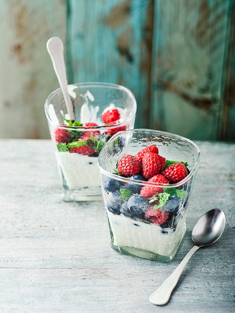 Berry yoghurt pots