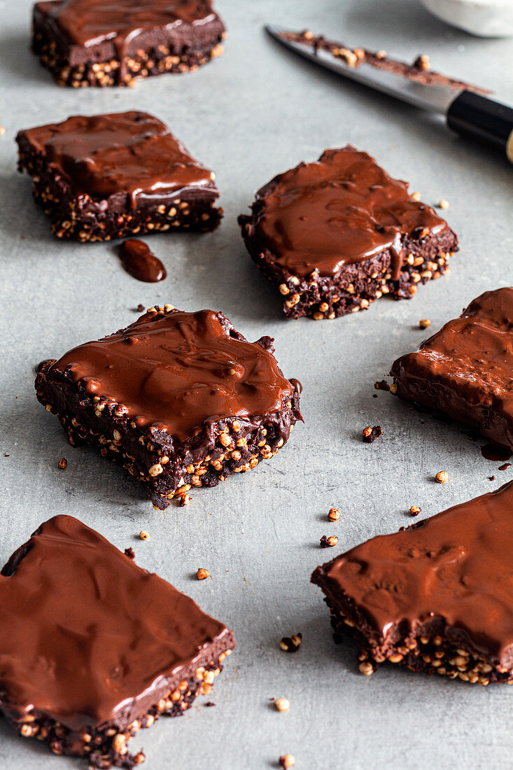 Brownies mit dunkler Schokoladenglasur und Quinoa