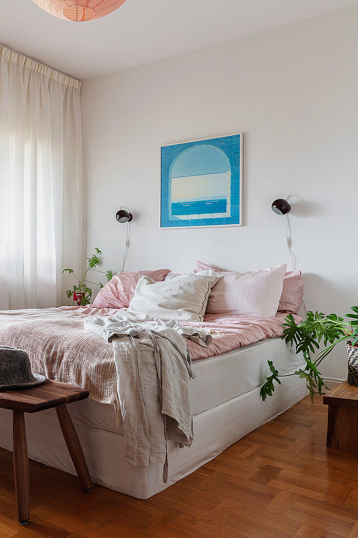 Doppelbett in hellem Schlafzimmer