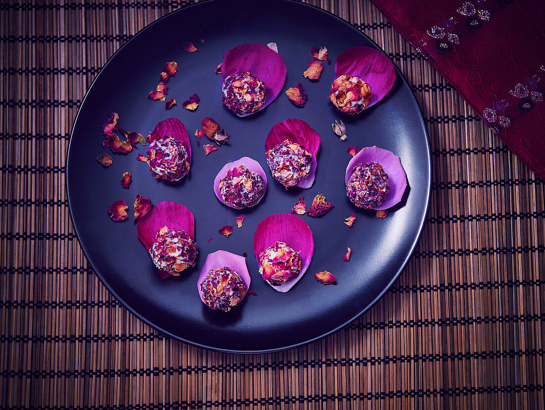Laddu (Indische Süßspeise) mit Rosenblättern