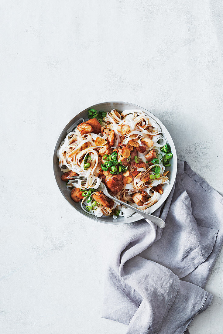 Nudelpfanne mit Hähnchen Salpicao