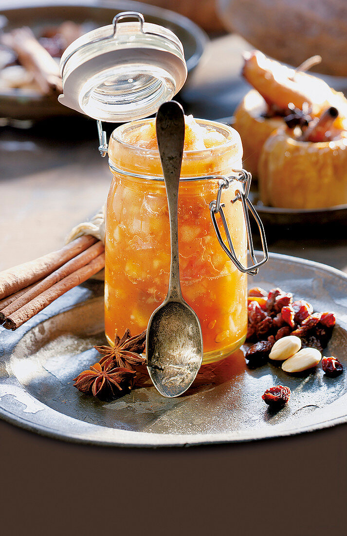 Baked apples spread with raisins, rum and almonds
