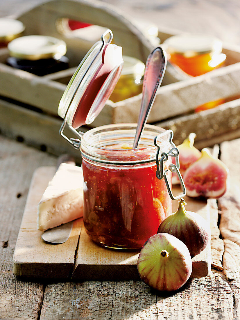 Fig pots with red wine and walnut