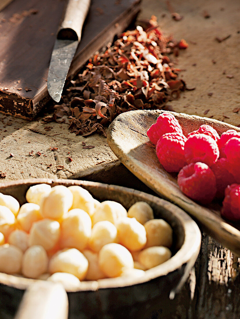 Himbeeren, Schokoraspeln und Macadamianüsse