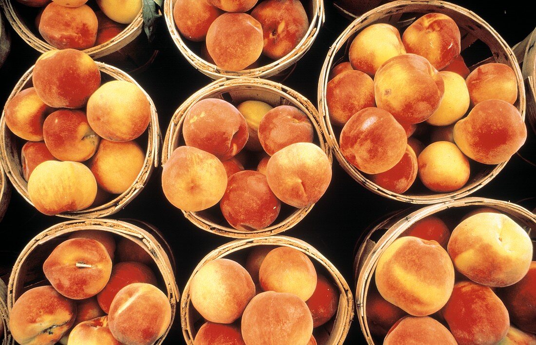 Pfirsiche in runden Körben
