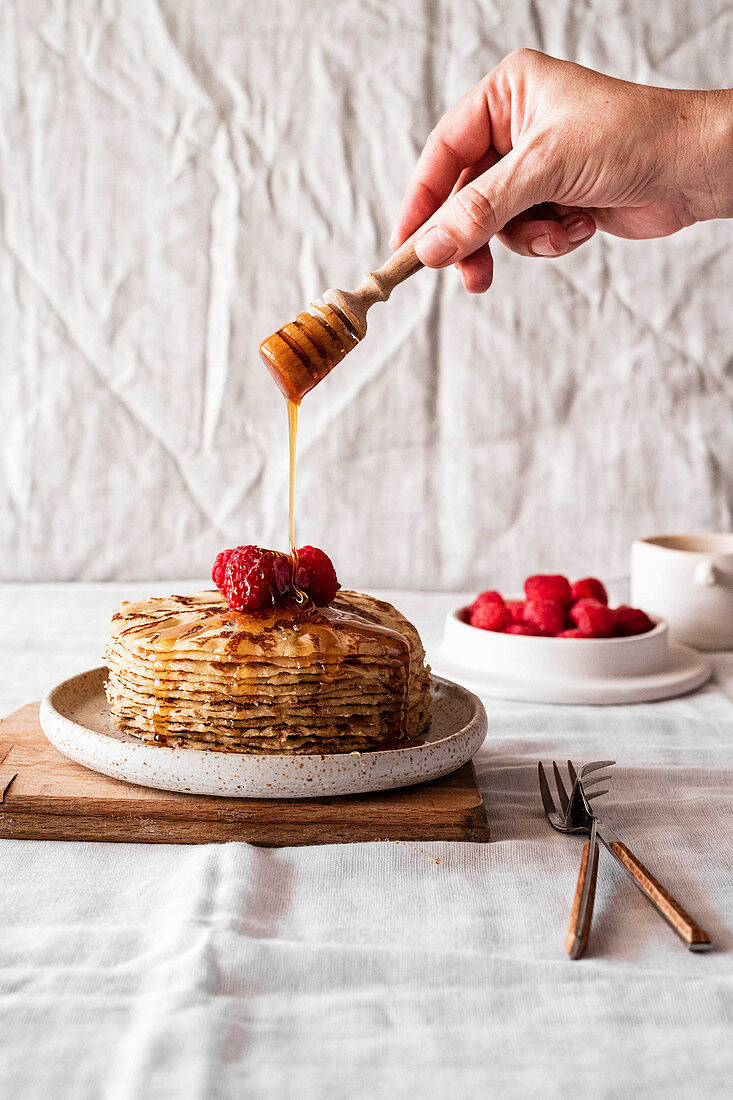 Frühstückspfannkuchen mit Ahornsirup