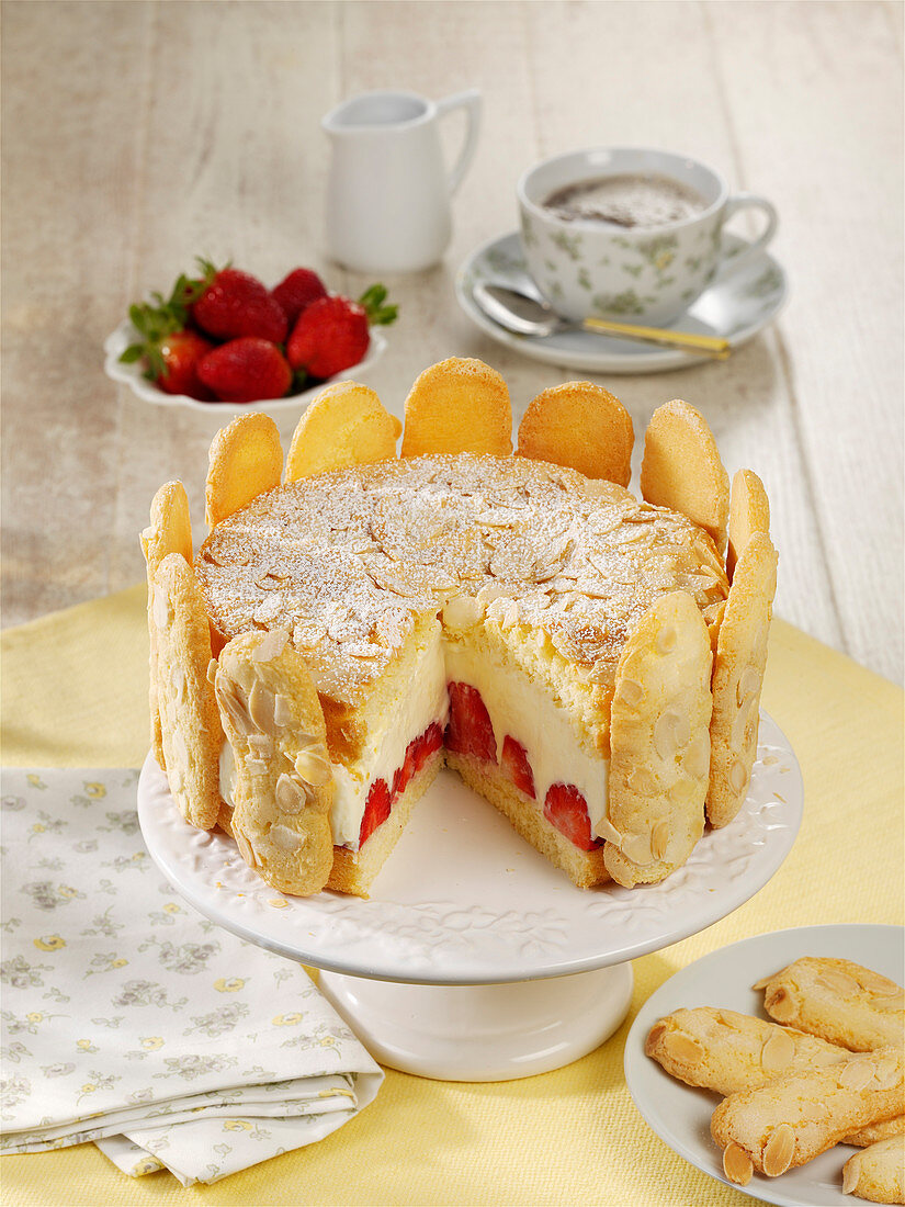 Strawberry cake with almond biscuits