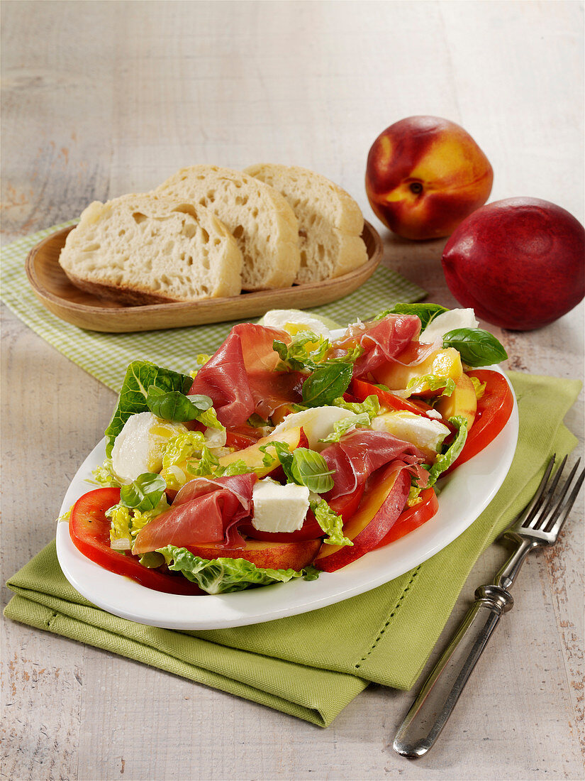 Summer salad with mozzarella, nectarines and Parma ham