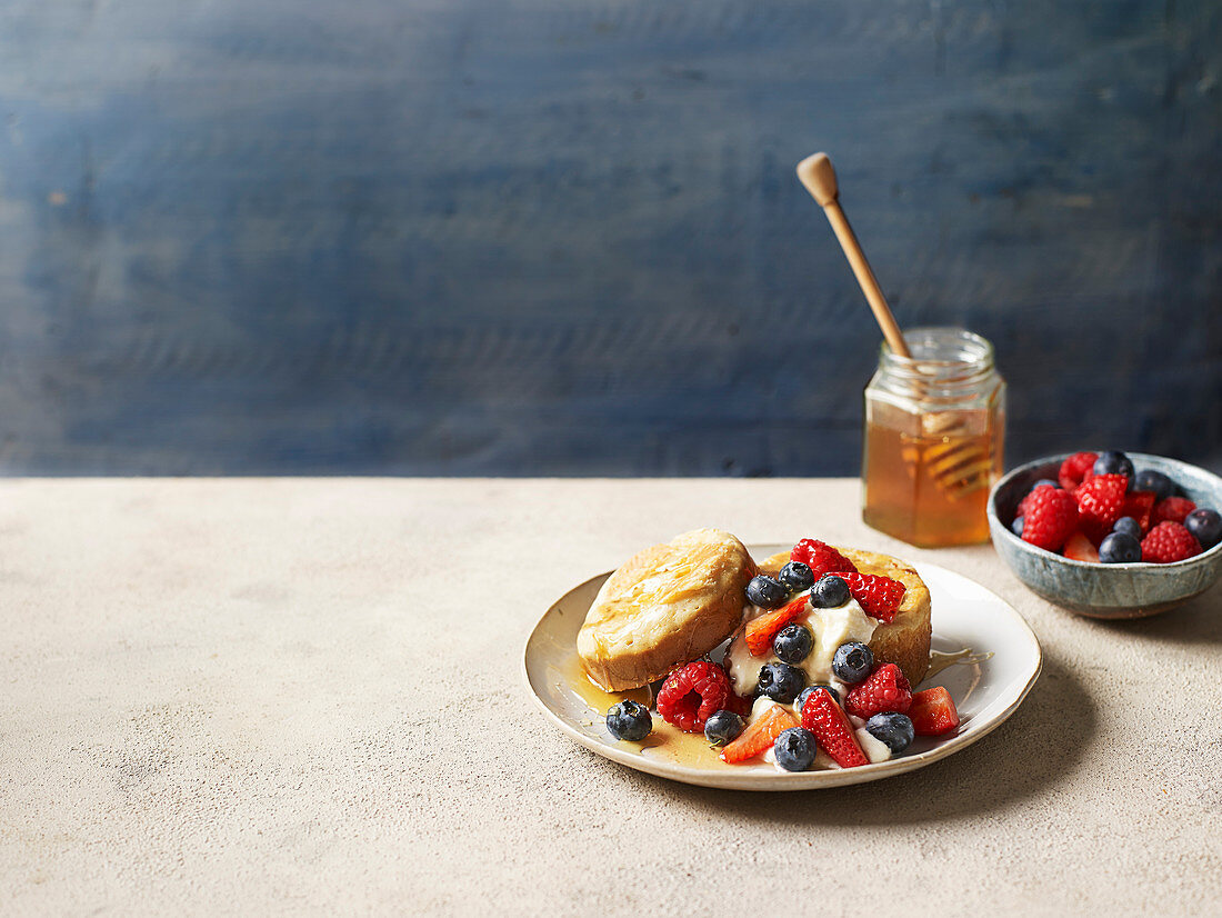 Hausgemachte Crumpets mit Ricotta, Beeren und Thymianhonig