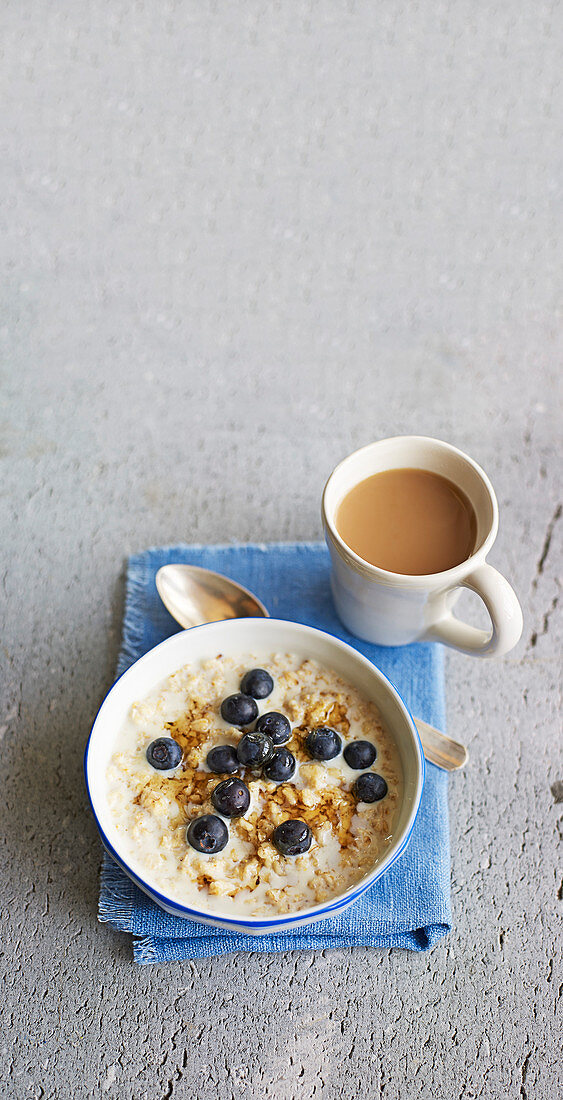 Porridge (Slow Cooking) mit Heidelbeeren zum Kaffee