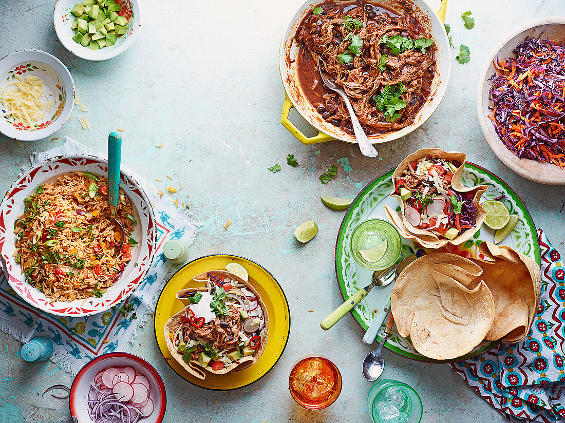 Fiesta-Reis, Tacoschälchen mit Rindfleisch und Chili-Rotkohlsalat (Mexiko)