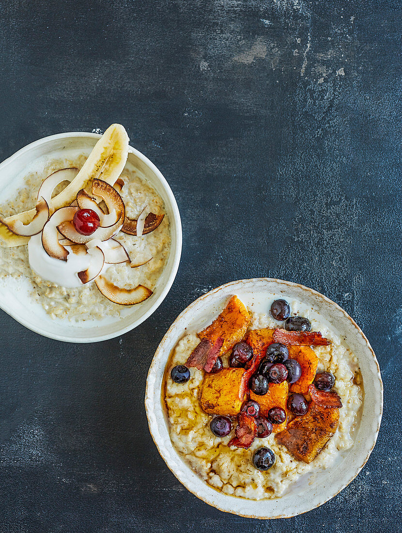 Bananen-Colada-Porridge und Porridge mit Kürbis, Speck und Blaubeeren