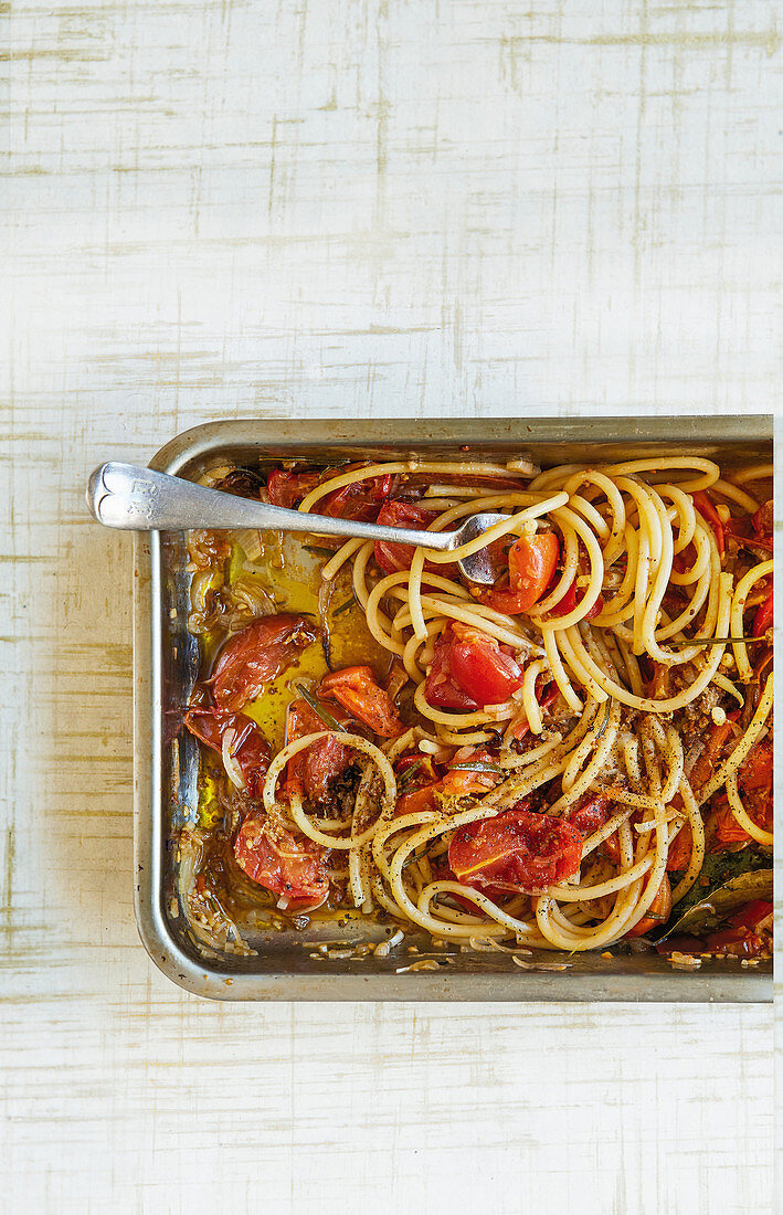 Gebratene Spaghetti mit Tomaten, Knoblauch und Semmelbröseln