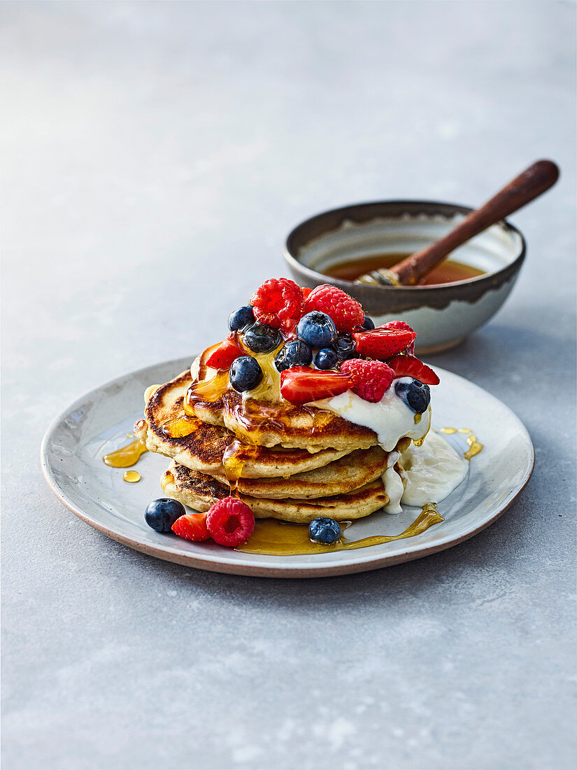 Porridge-Pancakes mit Beeren und Honig