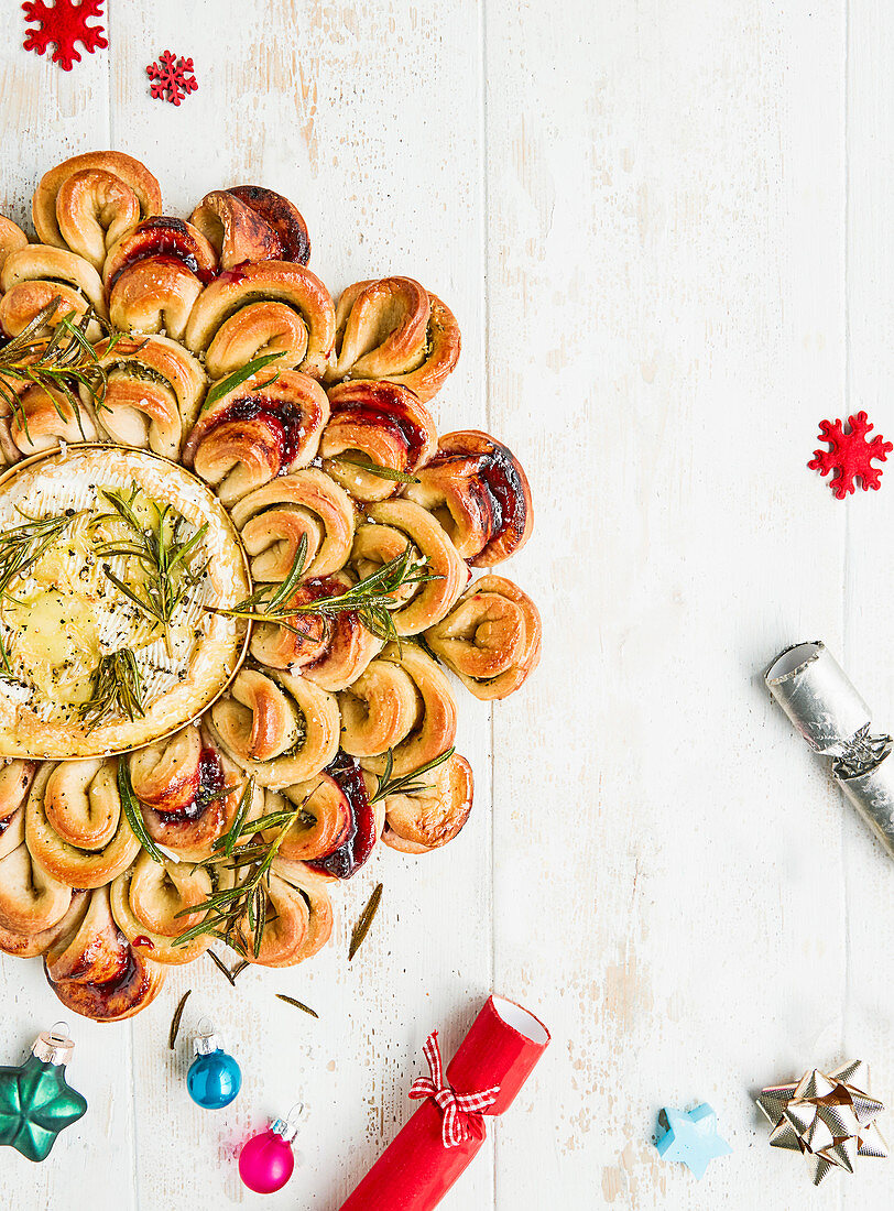 Brotblume mit gebackenem Käse zu Weihnachten