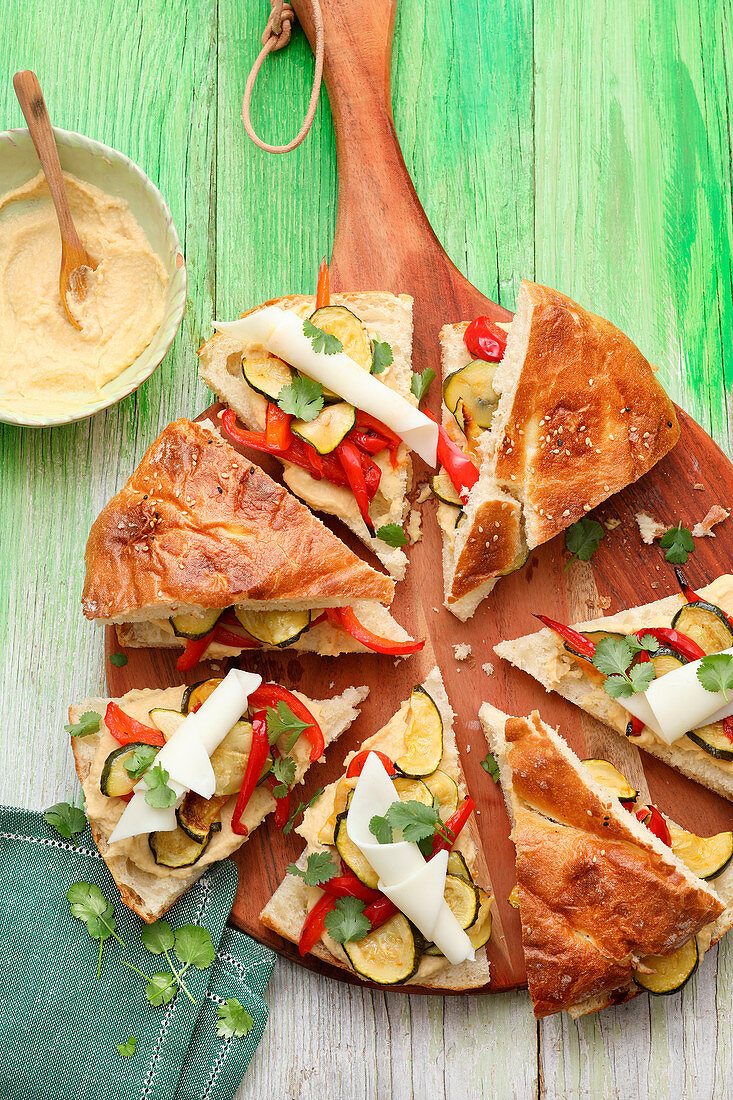Filled flatbreads with zucchini, bell pepper and cheese