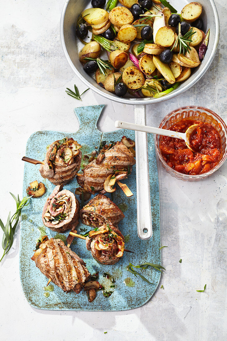 Gefüllte Roastbeef-Rollen mit Röstkartoffeln und BBQ-Sauce