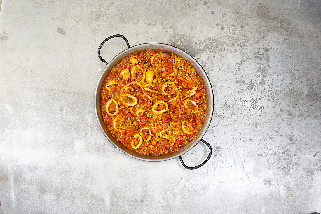 One-pan paella with calamari