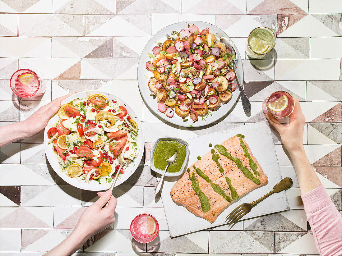 Fenchel-Tomaten-Salat mit gerösteter Zitrone, gerösteter Frühkartoffelsalat mit Radieschen, gebratene Lachsseite mit Chermoula