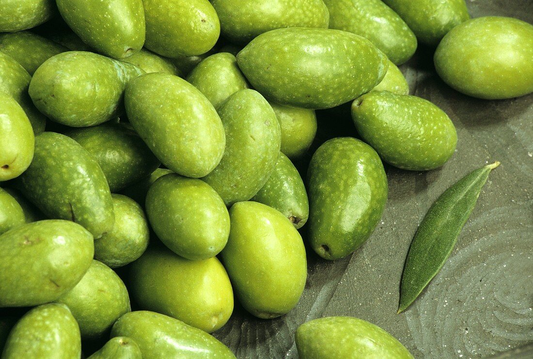 Frische grüne Oliven aus dem Mittelmeerraum