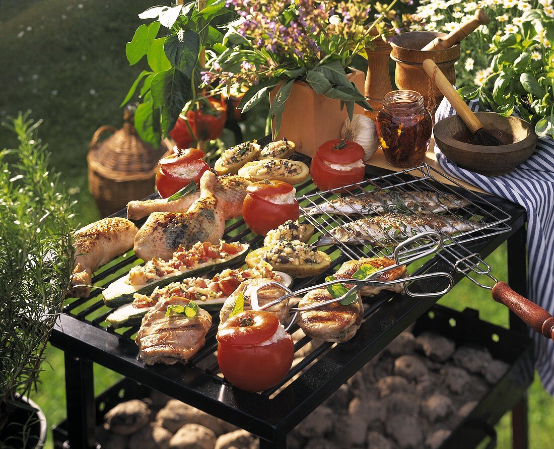 Grilltableau mit Fleisch, Geflügel, Gemüse auf Grill (aussen)