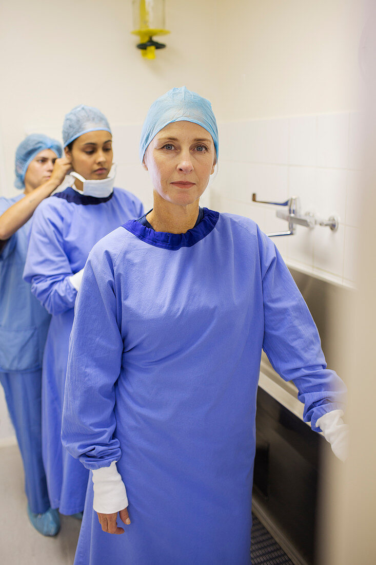 Female surgeons preparing for surgery