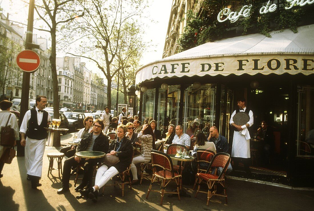 Gäste an Tischen vor dem Café de Flore, Paris