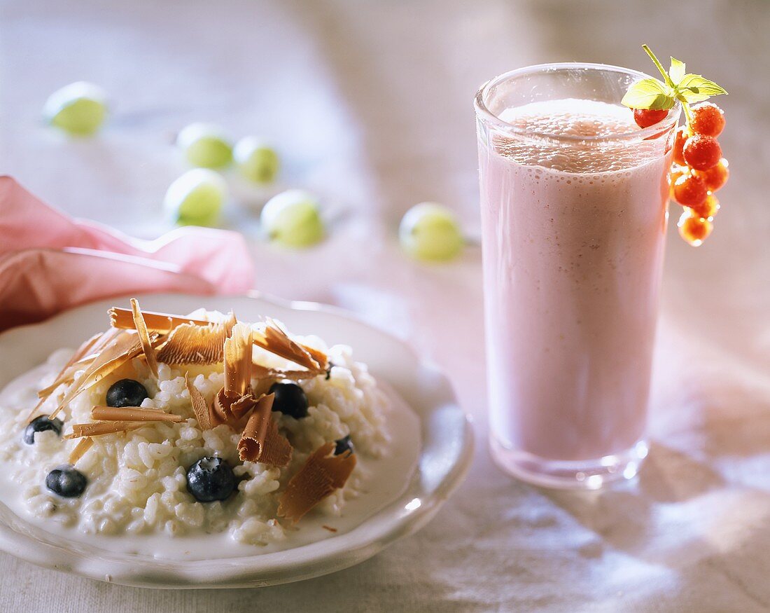 Milchreis mit Blaubeeren,Schokospänen & Glas Beerenmilchshake