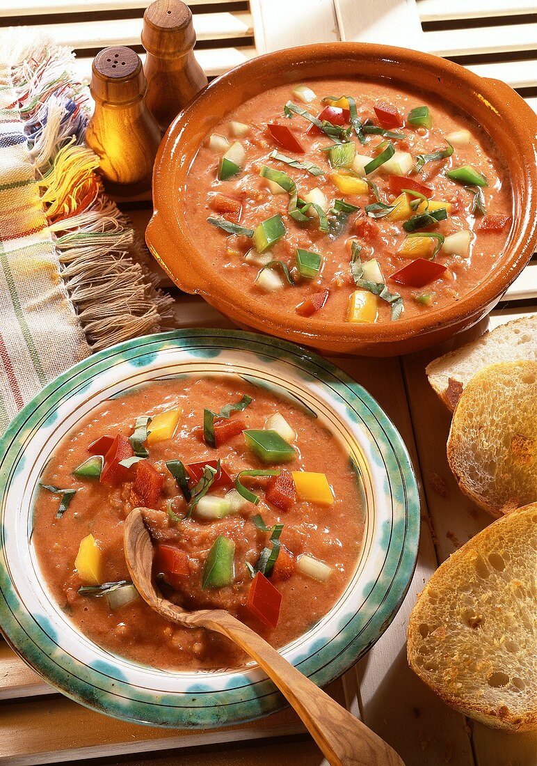 Mexikanisches Paprika-Gazpacho (kalte Gemüsesuppe)