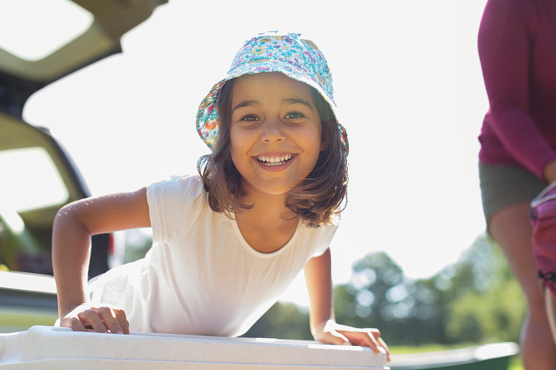 Portrait confident, girl in sun hat