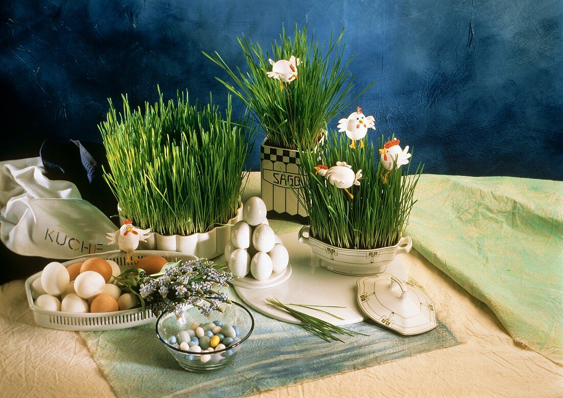 Easter decoration: eggs, chive pots, flowers, sugar eggs