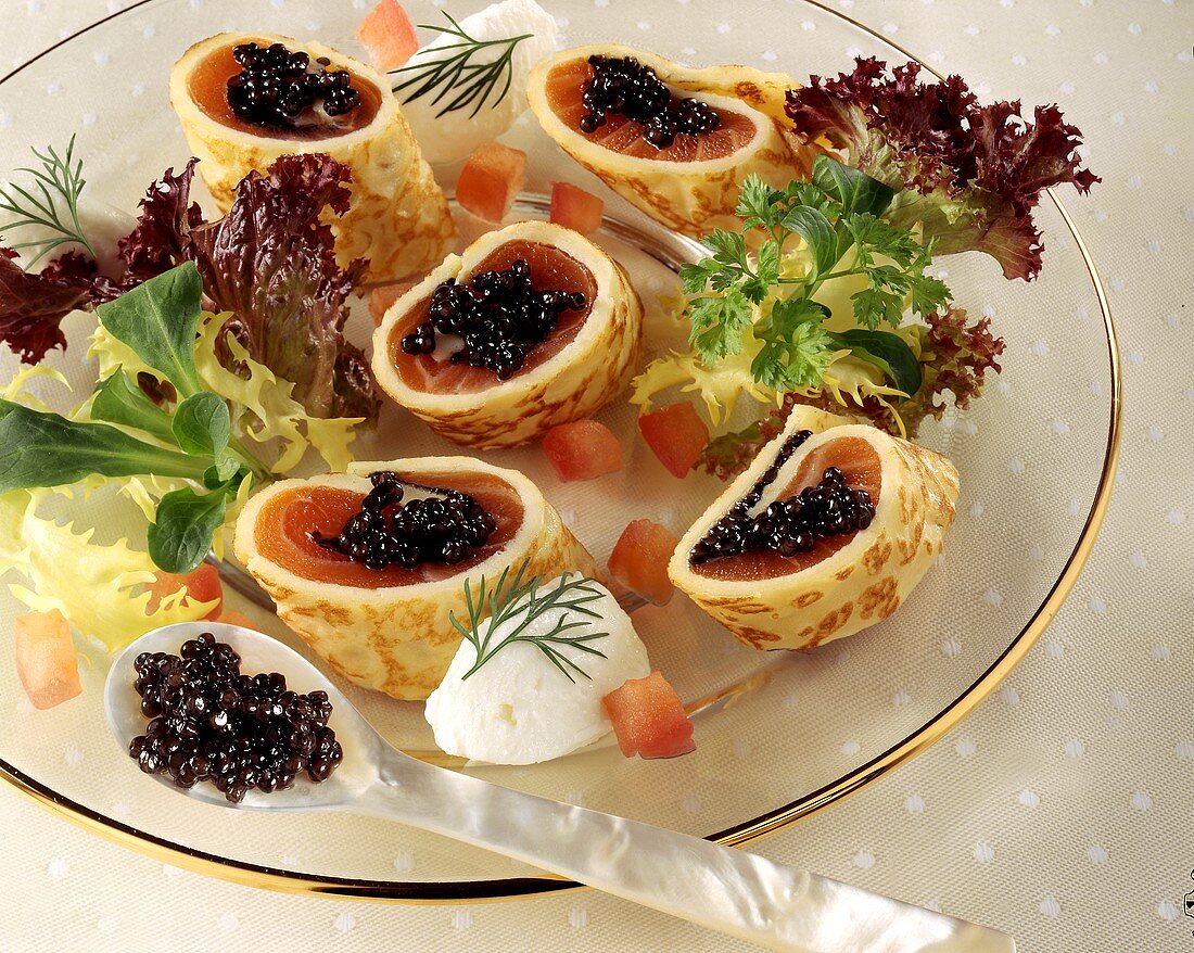 Pfannkuchenröllchen mit Lachs & Kaviar, Fischmousse-Nocke