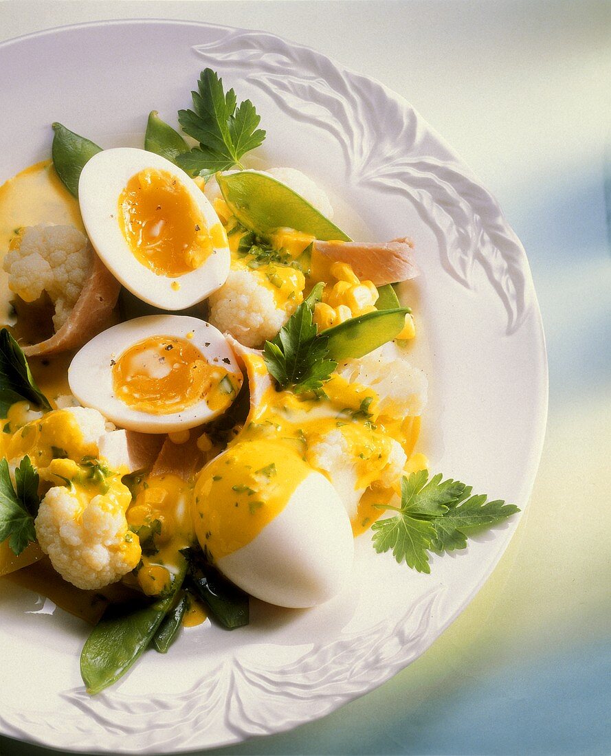 Cauliflower and mangetouts with turmeric sauce and eggs