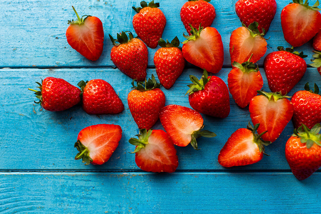 Frische Erdbeeren auf blauem Hintergrund