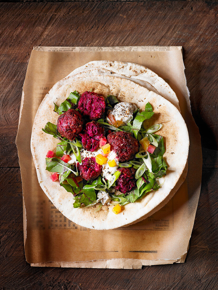 Rote-Bete-Falafel auf Fladenbrot