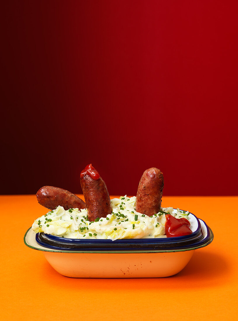 Würstchen mit Kartoffelpüree und Ketchup