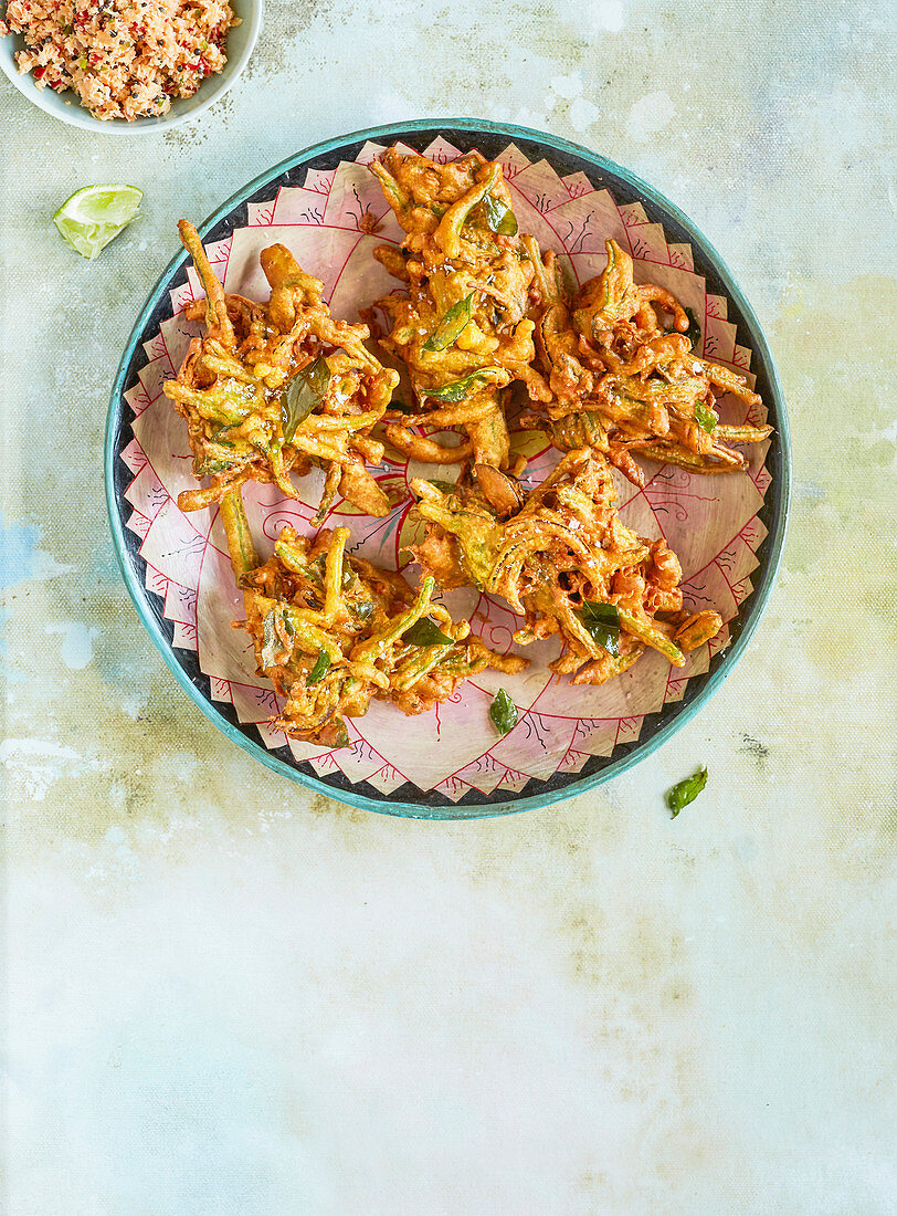 Bhaji aus Stangenbohnen und Curryblättern mit Kokoschutney (Indien)