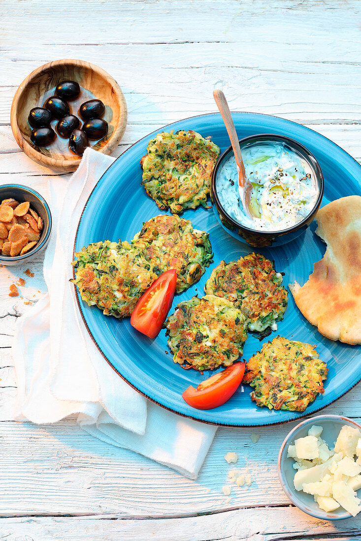 Griechische Zucchini-Puffer mit Tzatziki (Kolokithakia-Keftedes)