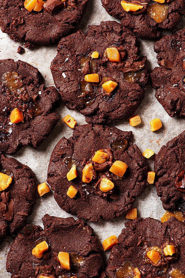Dunkle Chocolate Cookies mit Salzkaramell (Nahaufnahme)