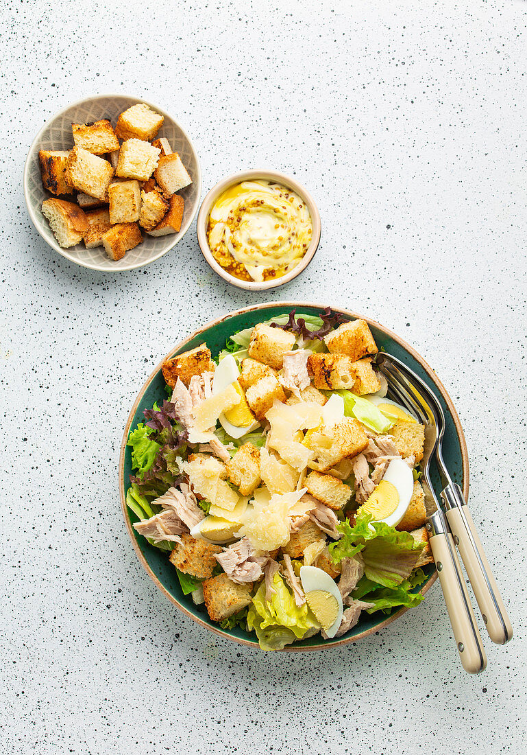 Caesar-Salat mit Hühnerbrust, gekochten Eiern und Croûtons